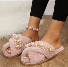 Load image into Gallery viewer, Pearl Lover Fur Slippers