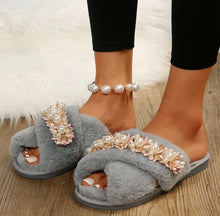 Load image into Gallery viewer, Pearl Lover Fur Slippers