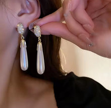 Load image into Gallery viewer, Vintage Dangle Pearl Earrings
